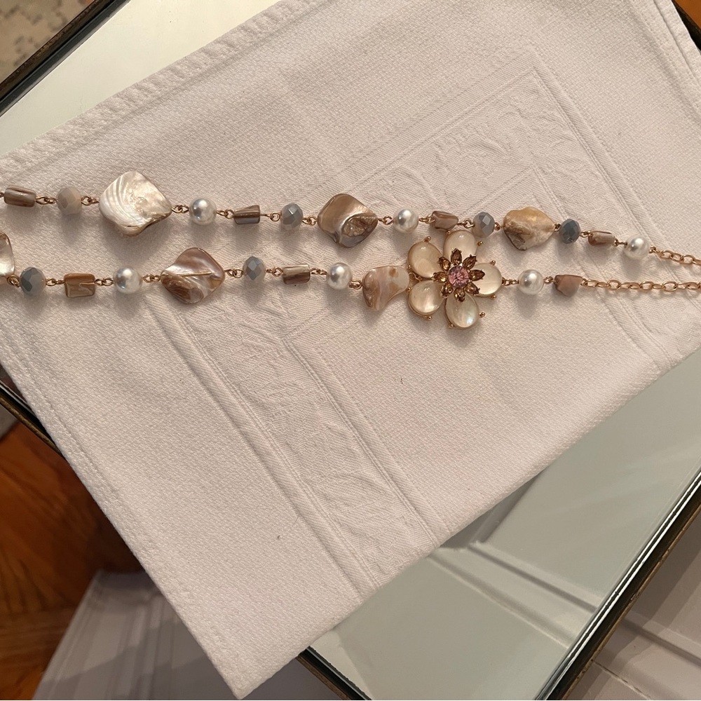 Avon Beautiful Mother of Pearl Blossom ๐ธ Breeze Necklace - Picture 4 of 5